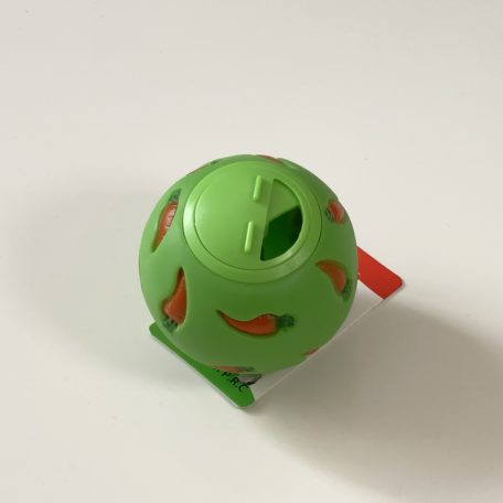 Jutalomfalattal tölthető kemény műanyag labda 8cm - ZÖLD, répa mintával