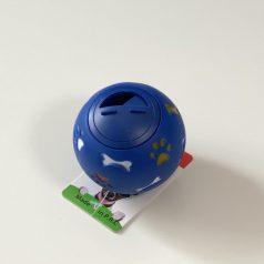   Jutalomfalattal tölthető kemény műanyag labda 8cm - KÉK, csont és tappancs mintával