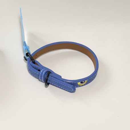 Műbőr nyakörv - hímzett szemekkel - 1,5cm x 27-38cm - kék