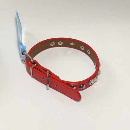 Műbőr nyakörv - kutyákkal és szegecsekkel - 2cm x 30-42cm - piros