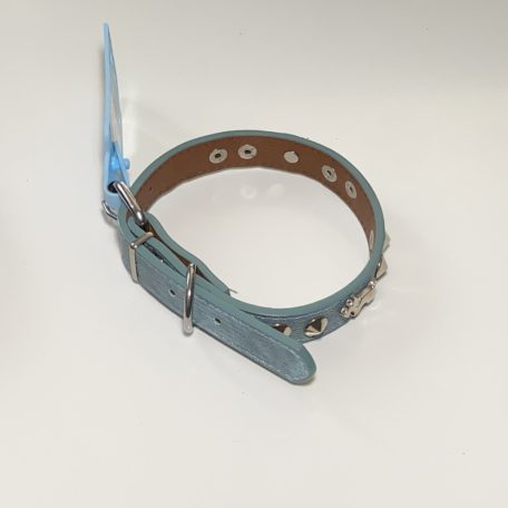 Műbőr nyakörv - kutyákkal és szegecsekkel - 2cm x 30-42cm - kék